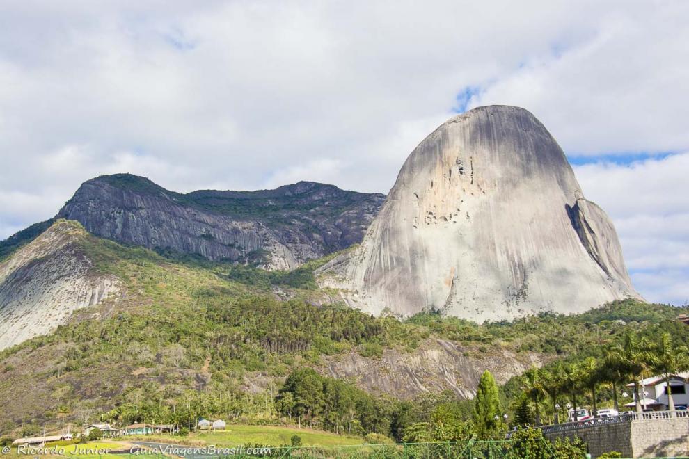 Imagem da Pedra Azul e da vegetação ao redor.